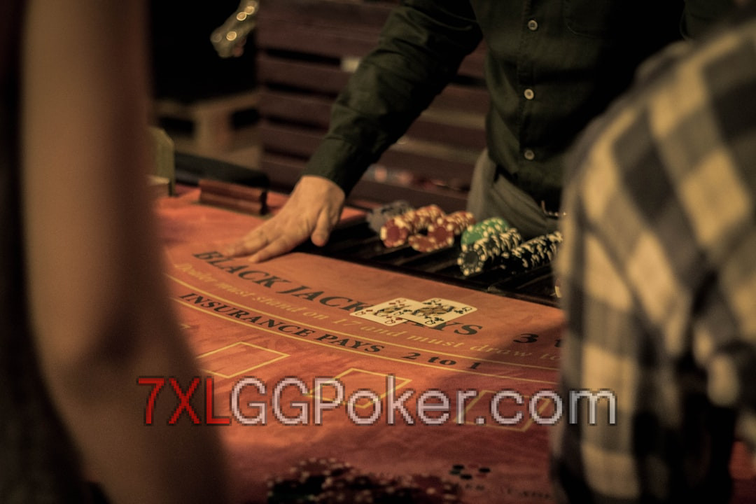 Poker Tips – Texas Hold’em is a popular variant of poker that combines skill, strategy, and luck.