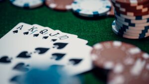 Omaha Hi-Lo Strategy Omaha Hi-Lo poker table showing split pots and scooping strategy